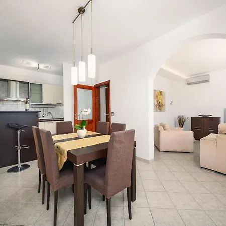 Apartment Premium Silvia Ii With Private Pool Ferenci